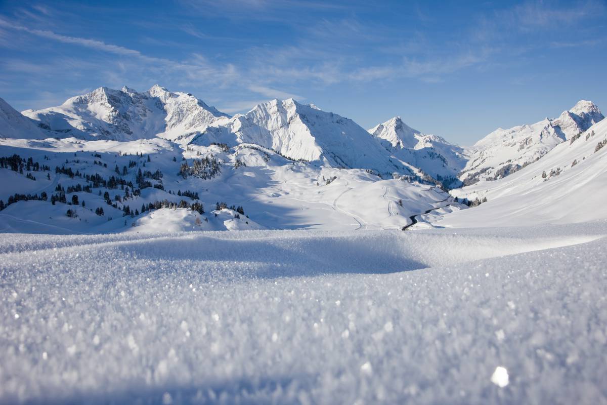 Berglandschaft im Winter mit blauen Himmel