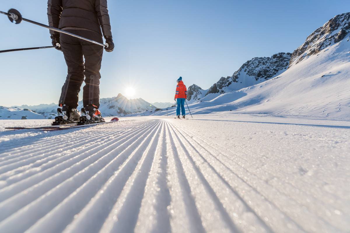 Personen beim Ski Langlauf in Winterlandschaft