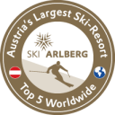 Skifahrer fahren die Piste vom Arlberg runter 