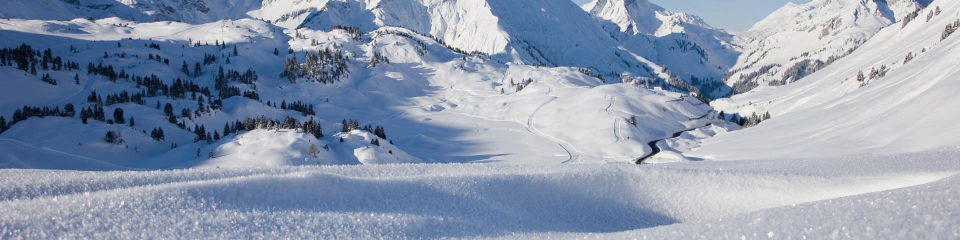 Berglandschaft im Winter mit blauen Himmel