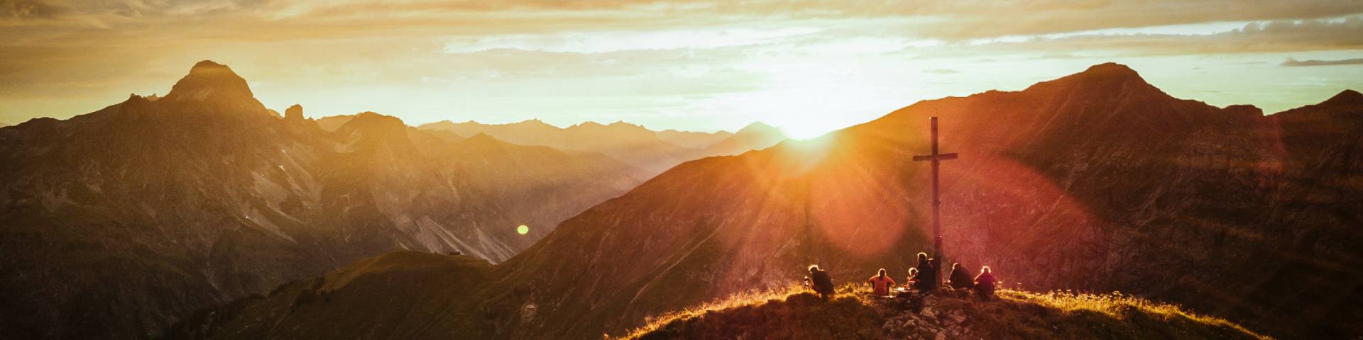 Sonnenuntergang am Gipfel im Familienurlaubs Gebiet Warth
