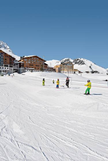 Ski Piste in Warth mit Personen im Winter