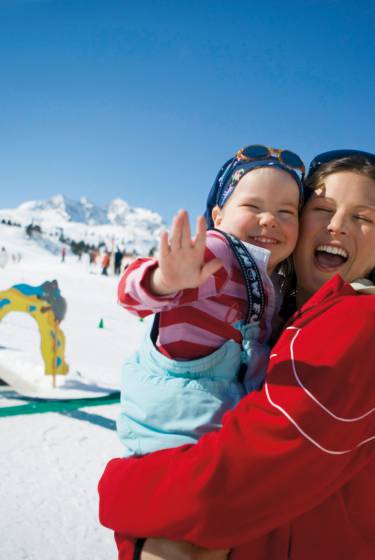 Mutter und Tochter im Schnee