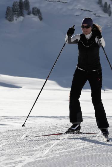 Frau in Aktion beim Skilanglauf in Warth