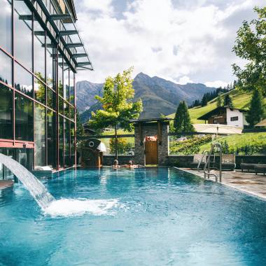 Außenpool mit Berglandschaft Hotel Warther Hof