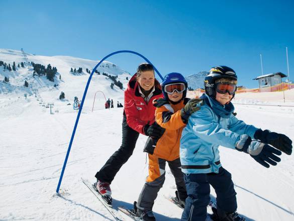 Kinder beim Kinderskikurs