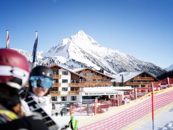 Blick von der Skipiste auf das Wellnesshotel Warther Hof in Österreich