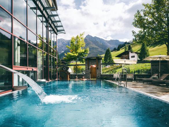 Außenpool mit Berglandschaft Hotel Warther Hof