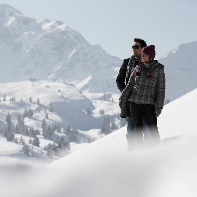 Paar in den verschneite Bergen