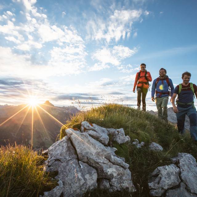 Sonnenuntergang auf dem Arlberg Gipfel mit Wandertruppe