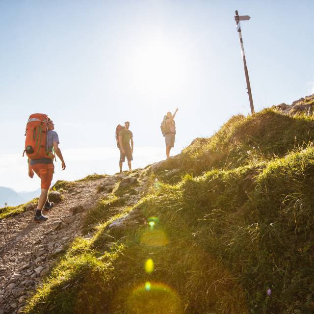 Wanderer auf dem Weg zum Gipfel