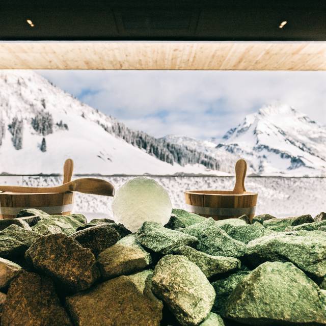 Nahaufnahme Saunaofen mit Blick auf den Arlberg