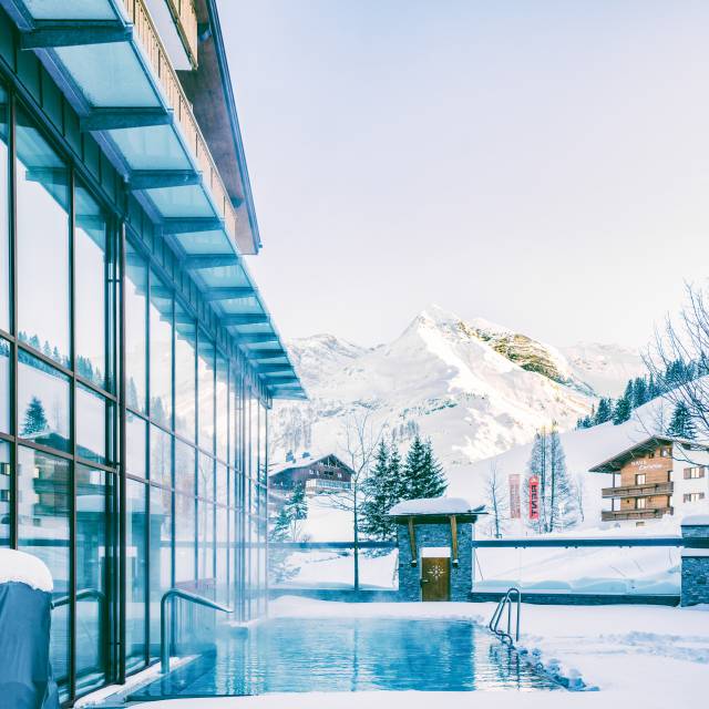 Warther Hof Aussenpool mit Blick auf den Arlberg