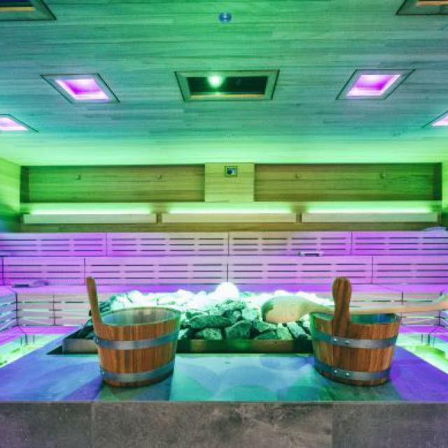Beleuchtete Sauna im Wellnesshotel