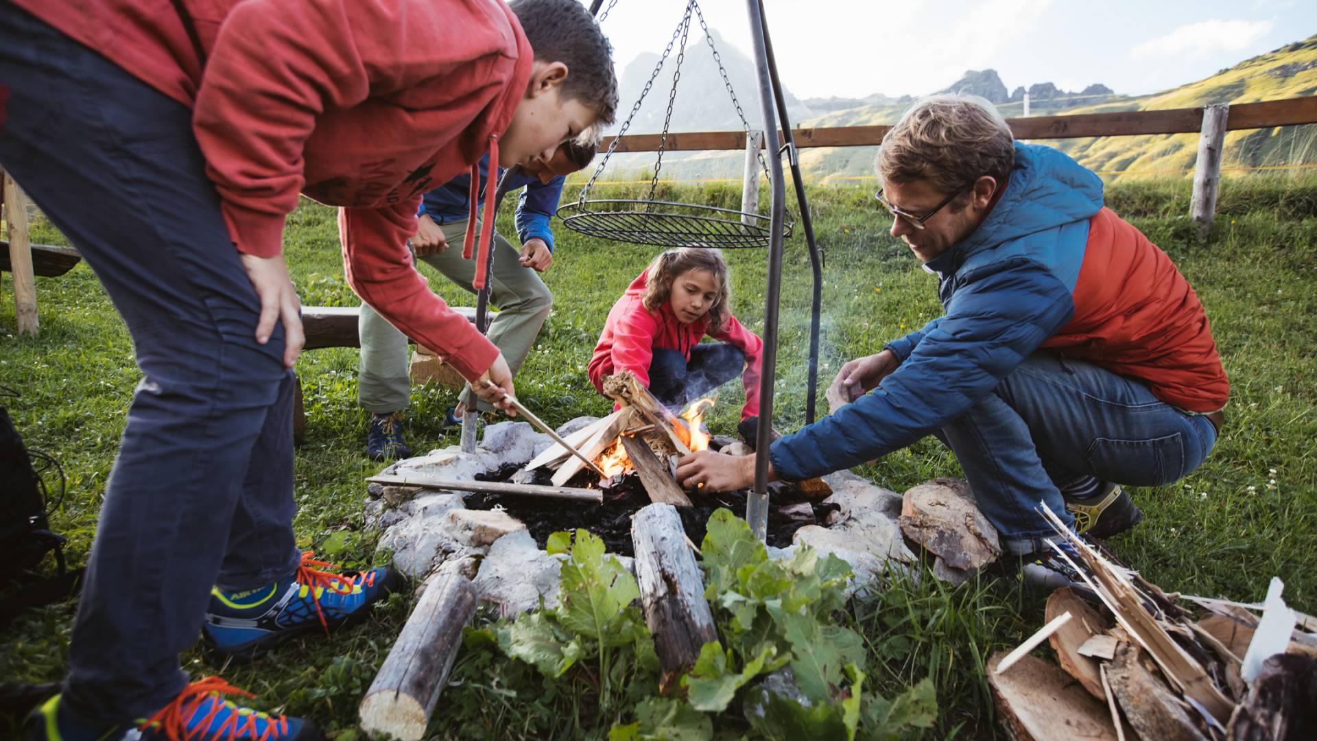 Familie beim Lagerfeuer legen