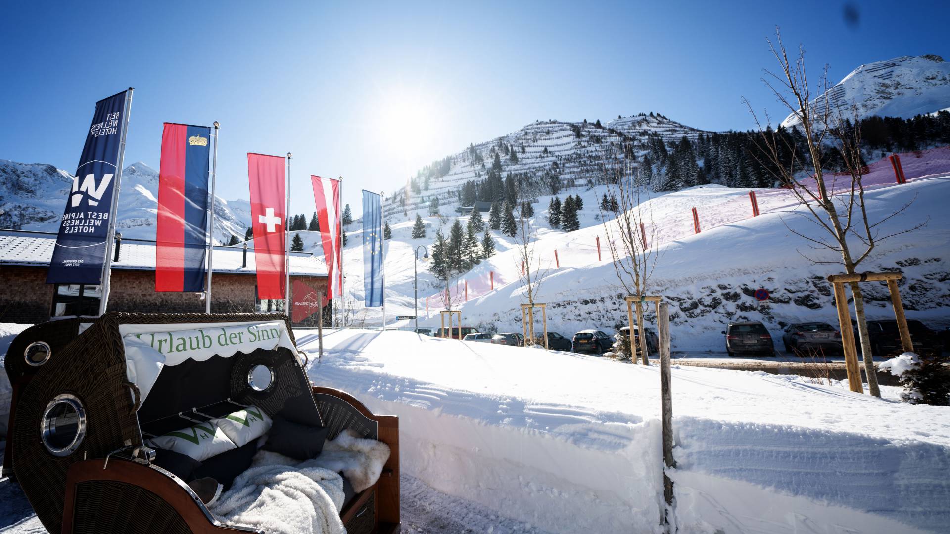 Gemütliche Winterlounge mit Blick auf die verschneiten Berge rund um Warth.