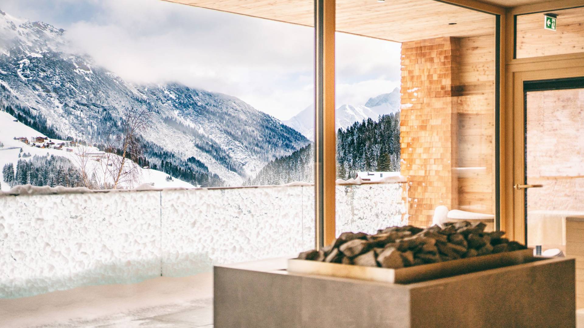 Event-Sauna & Außenbereich mit Holzterrasse, Grillstation und alpiner Umgebung in Vorarlberg.