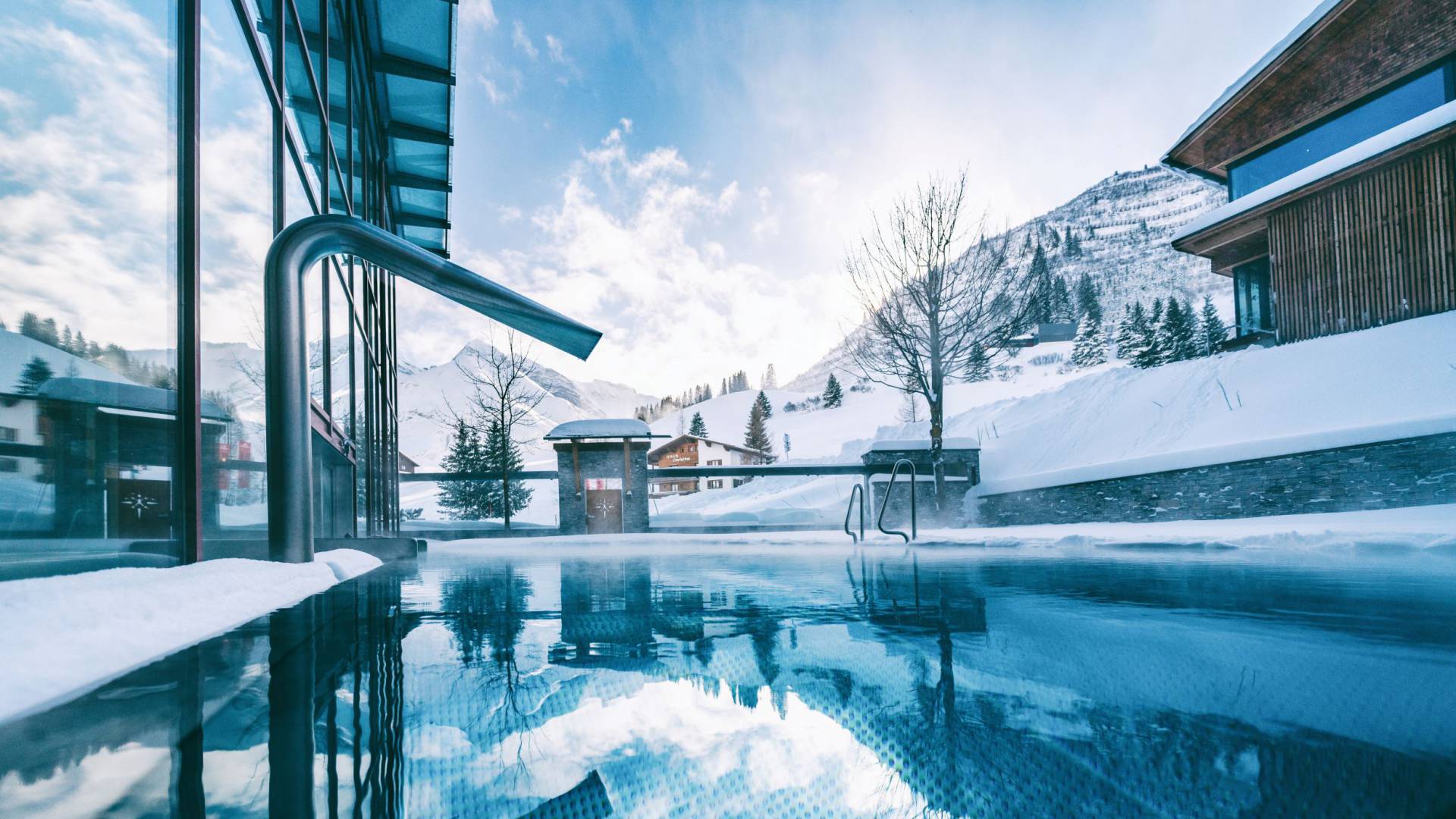 Beheizter Außenpool im Winter – Wellnessgenuss mit Bergblick in Warth am Arlberg.