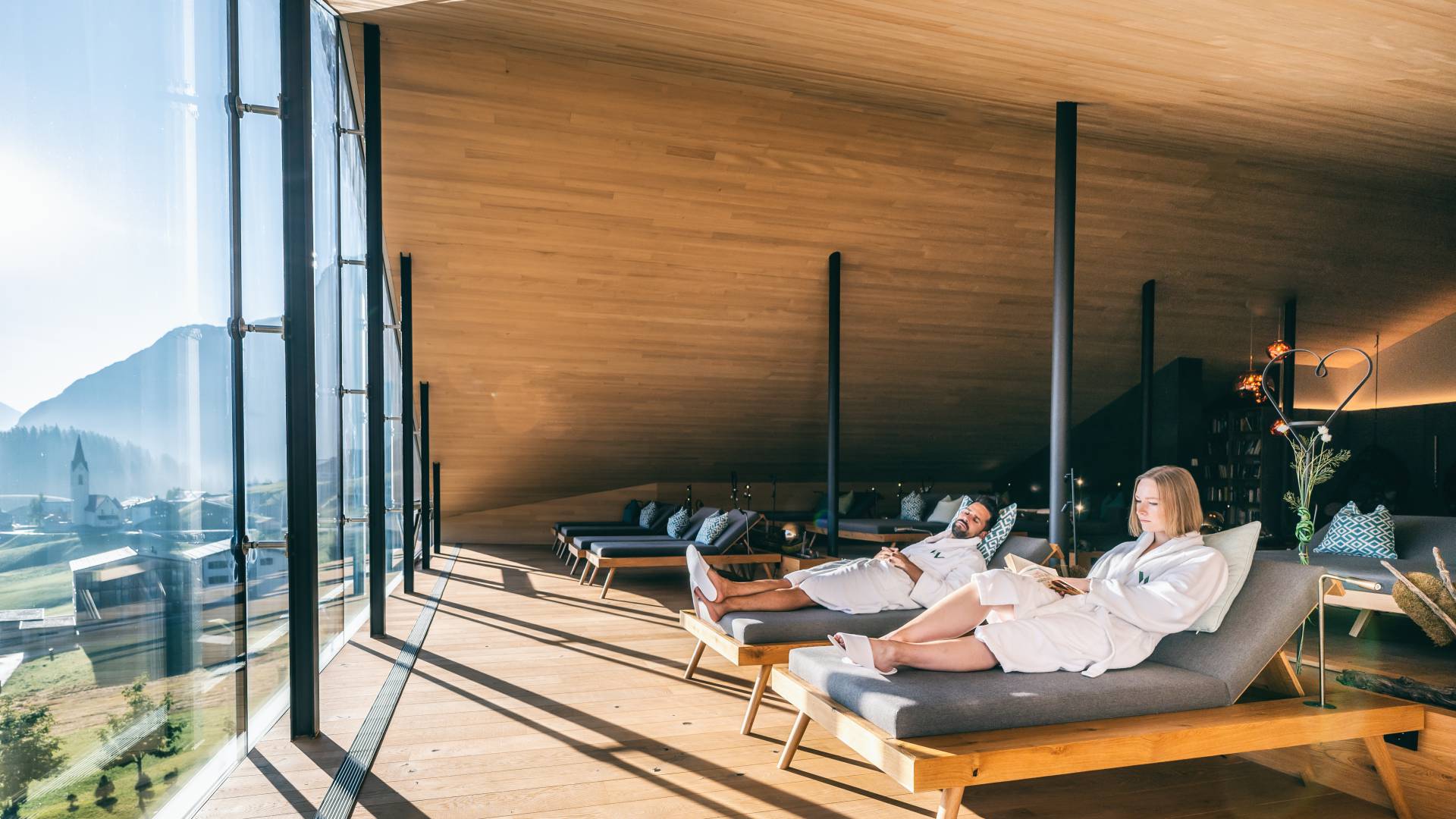 Gäste im Panorama-Ruheraum mit Alpenblick.