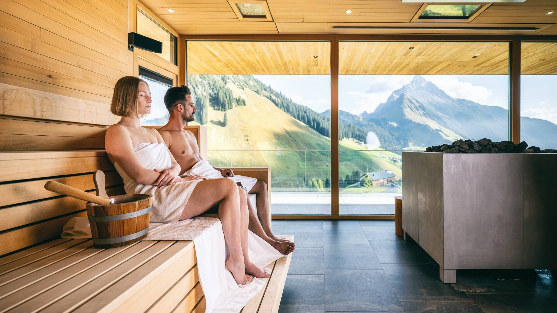 Moderne Sauna im Wellnesshotel Warther Hof mit Glasfront und Bergpanorama.