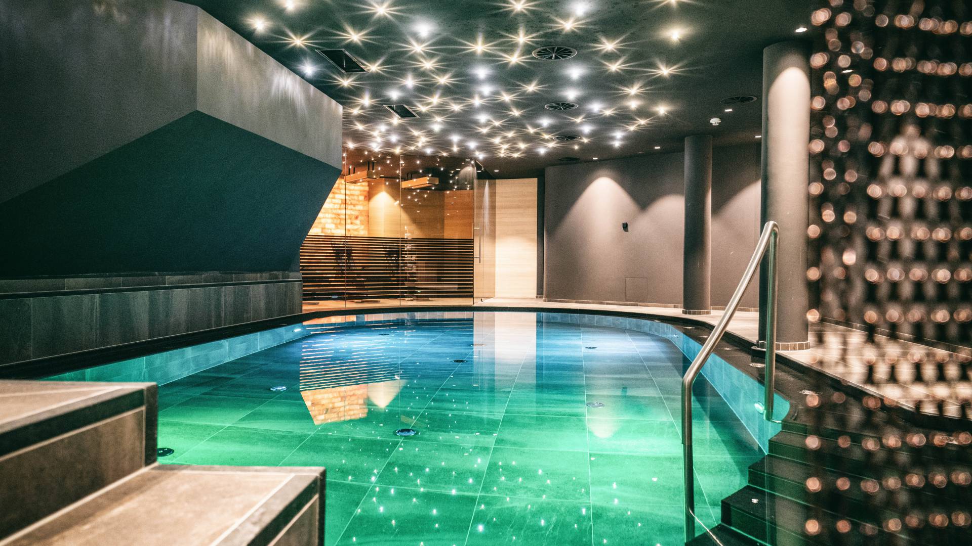 Innenpool mit stimmungsvollem Lichtdesign im Wellnesshotel Warther Hof.
