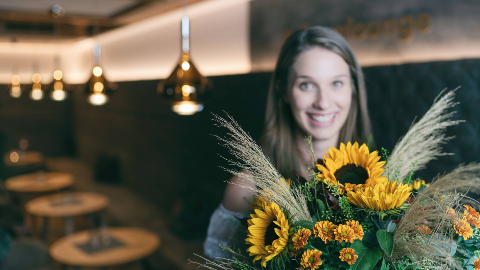 Frau mit Blumen - Wellnesshotel Warther Hof