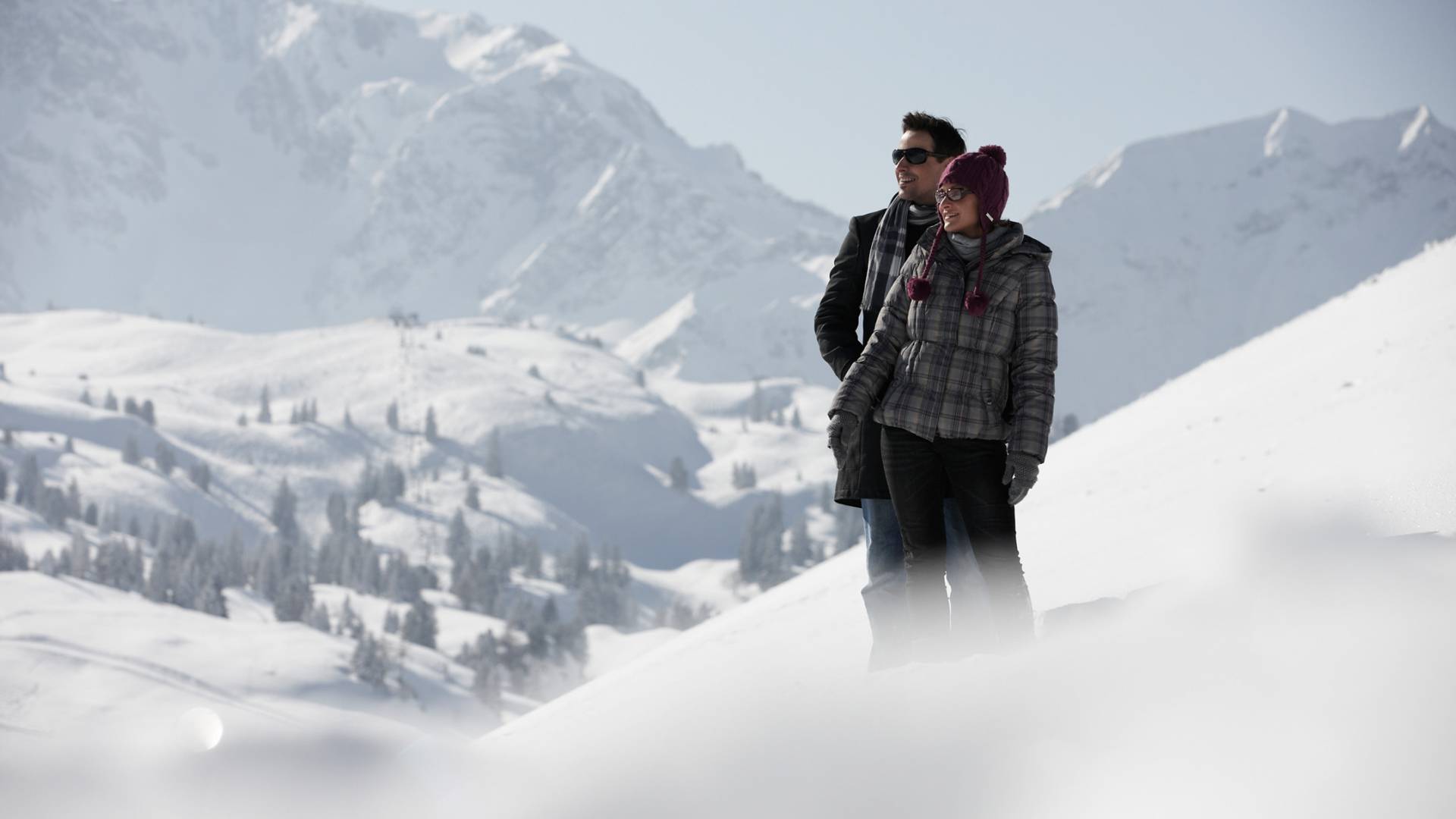 Paar in den verschneiten Bergen