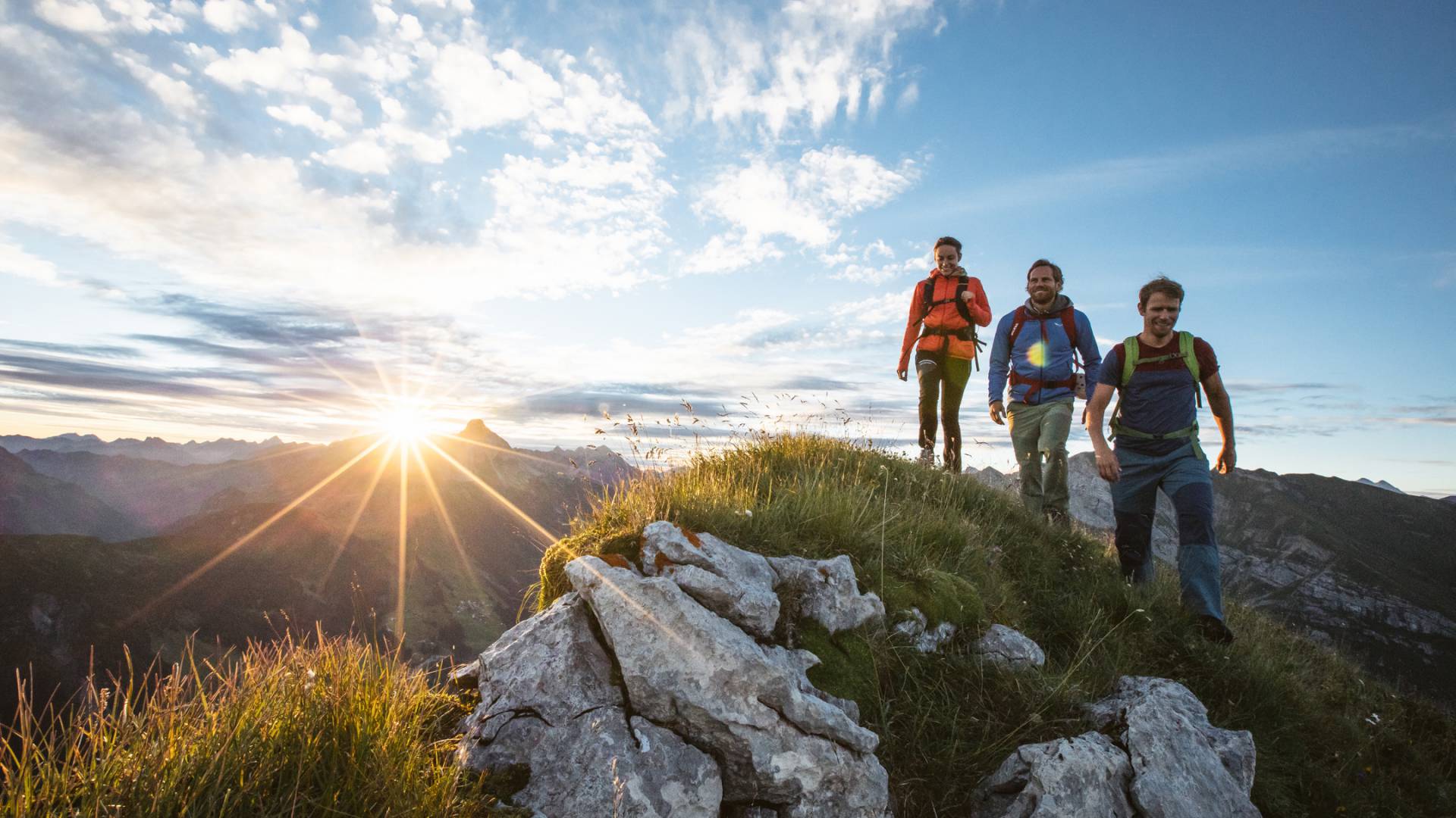 Sonnenuntergang auf dem Arlberg Gipfel mit Wandertruppe