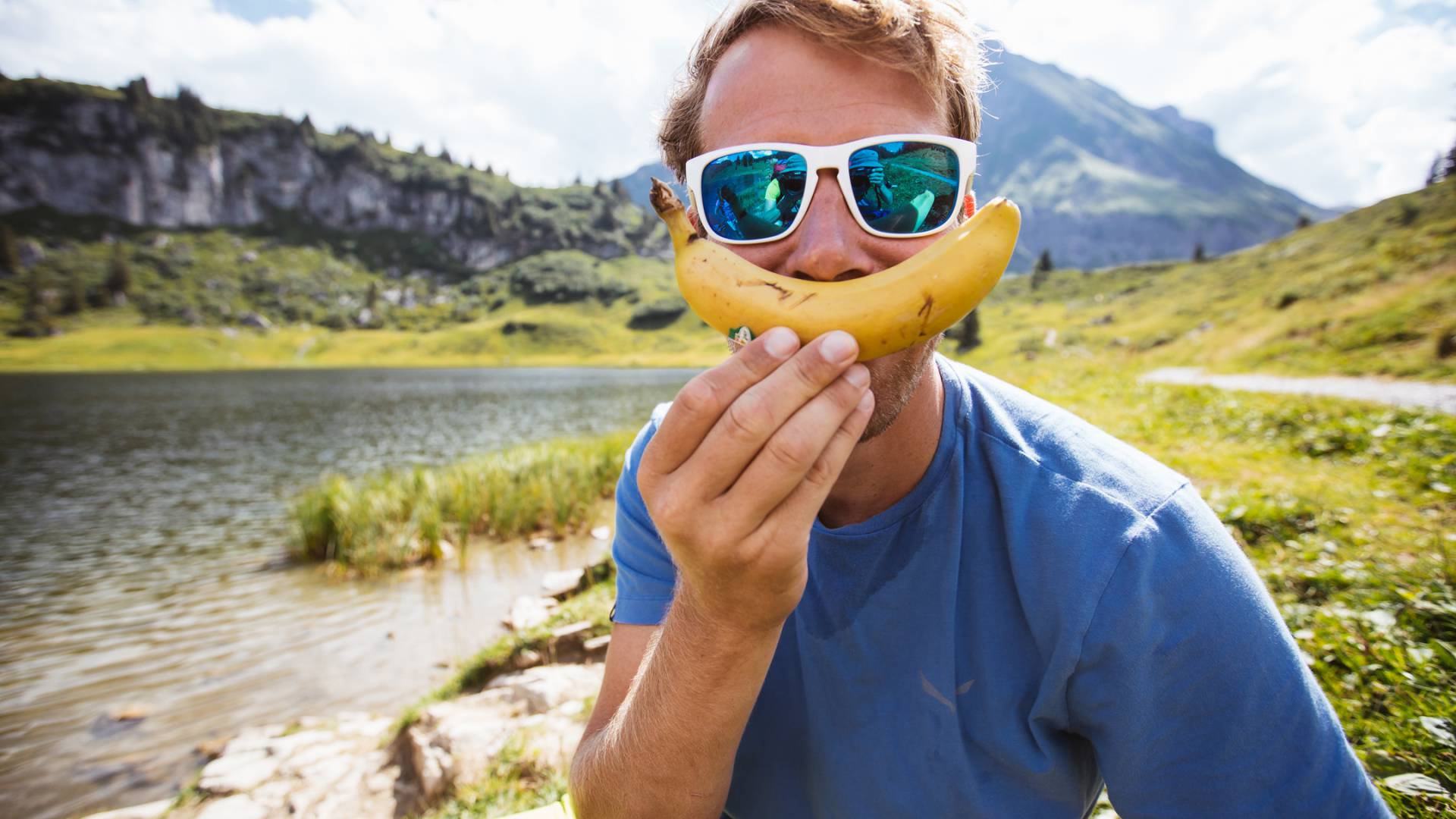 Mann hält Banane vors Gericht als Lächeln