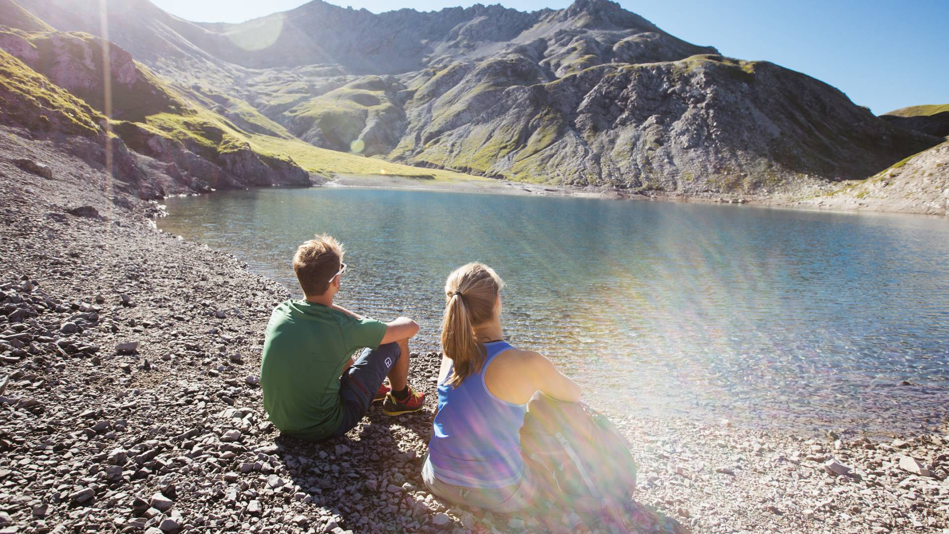 Wanderer machen Pause am Bergsee