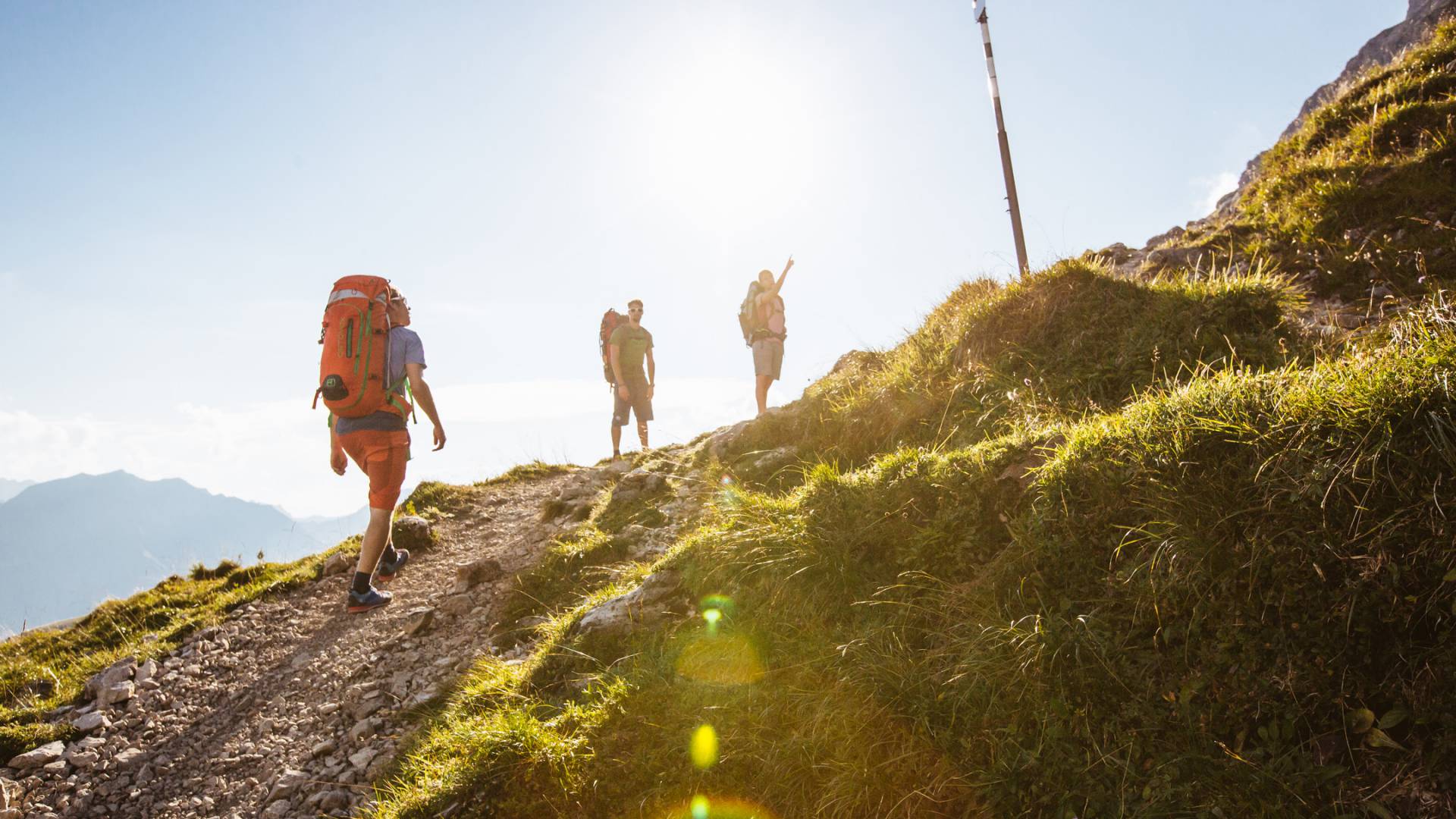 Wanderer auf dem Weg zum Gipfel