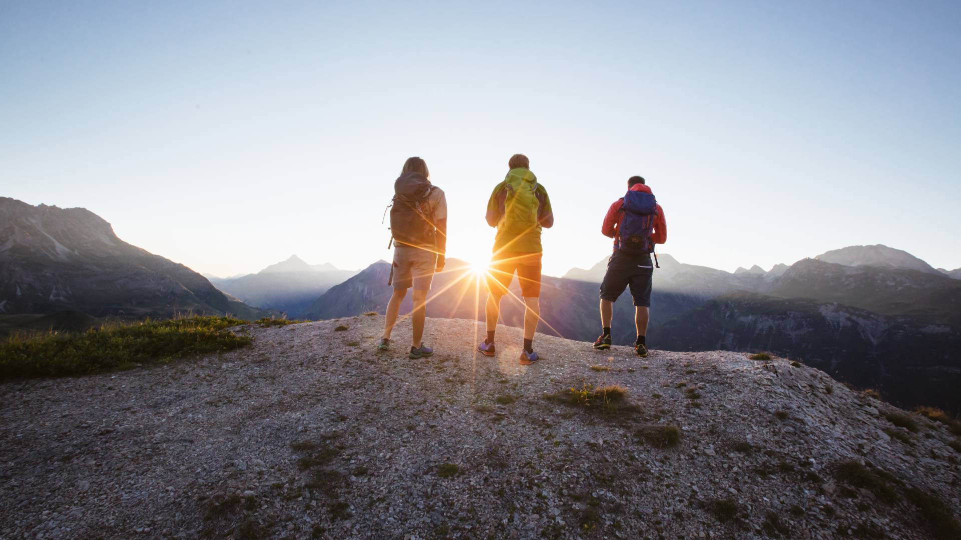 Wandergruppe auf dem Arlberg Abendsonne