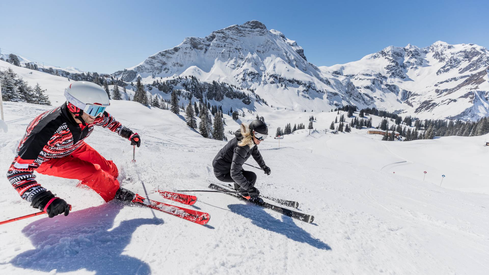 Skifahrer fahren die Piste vom Arlberg runter 