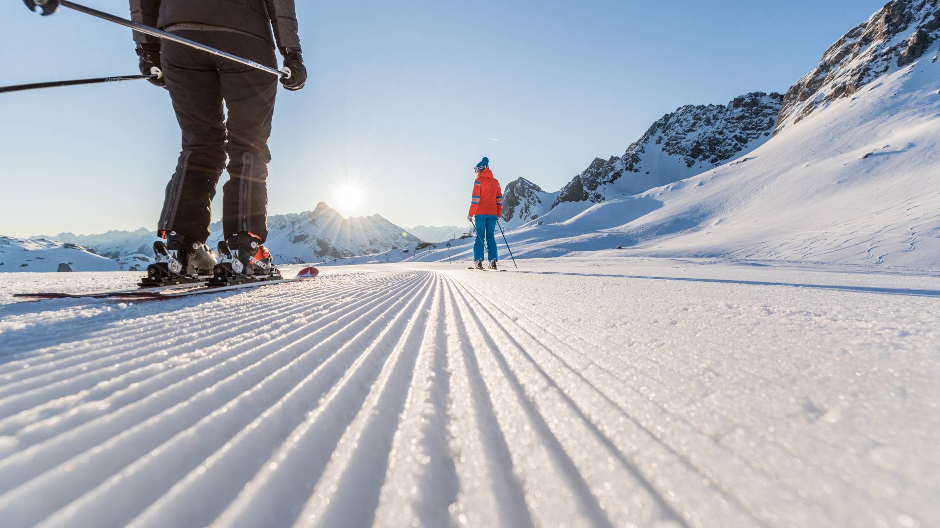 Personen beim Ski Langlauf in Winterlandschaft