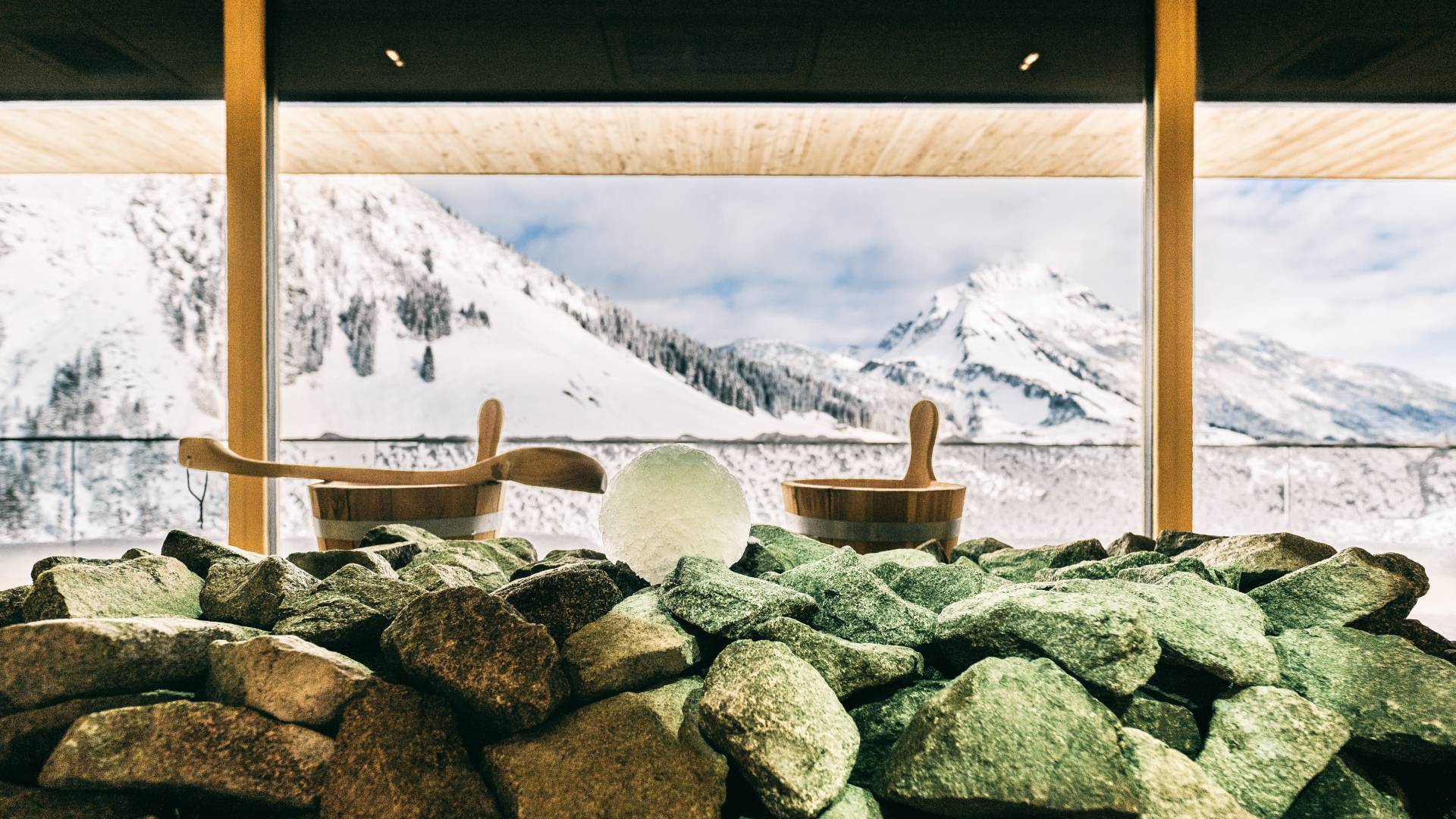 Nahaufnahme Saunaofen mit Blick auf den Arlberg