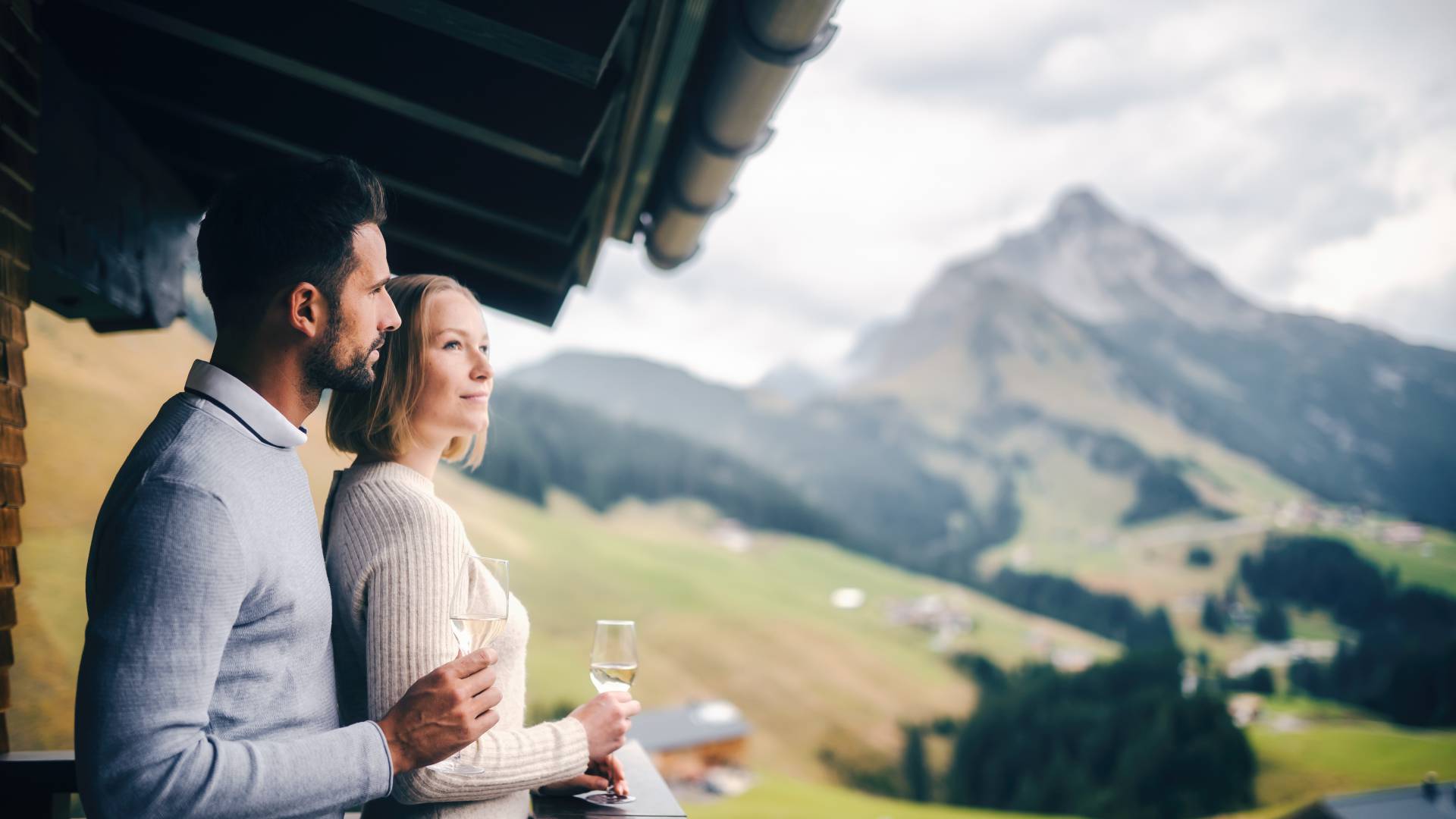 Paar steht auf Hotelbalkon und genießen die Aussicht