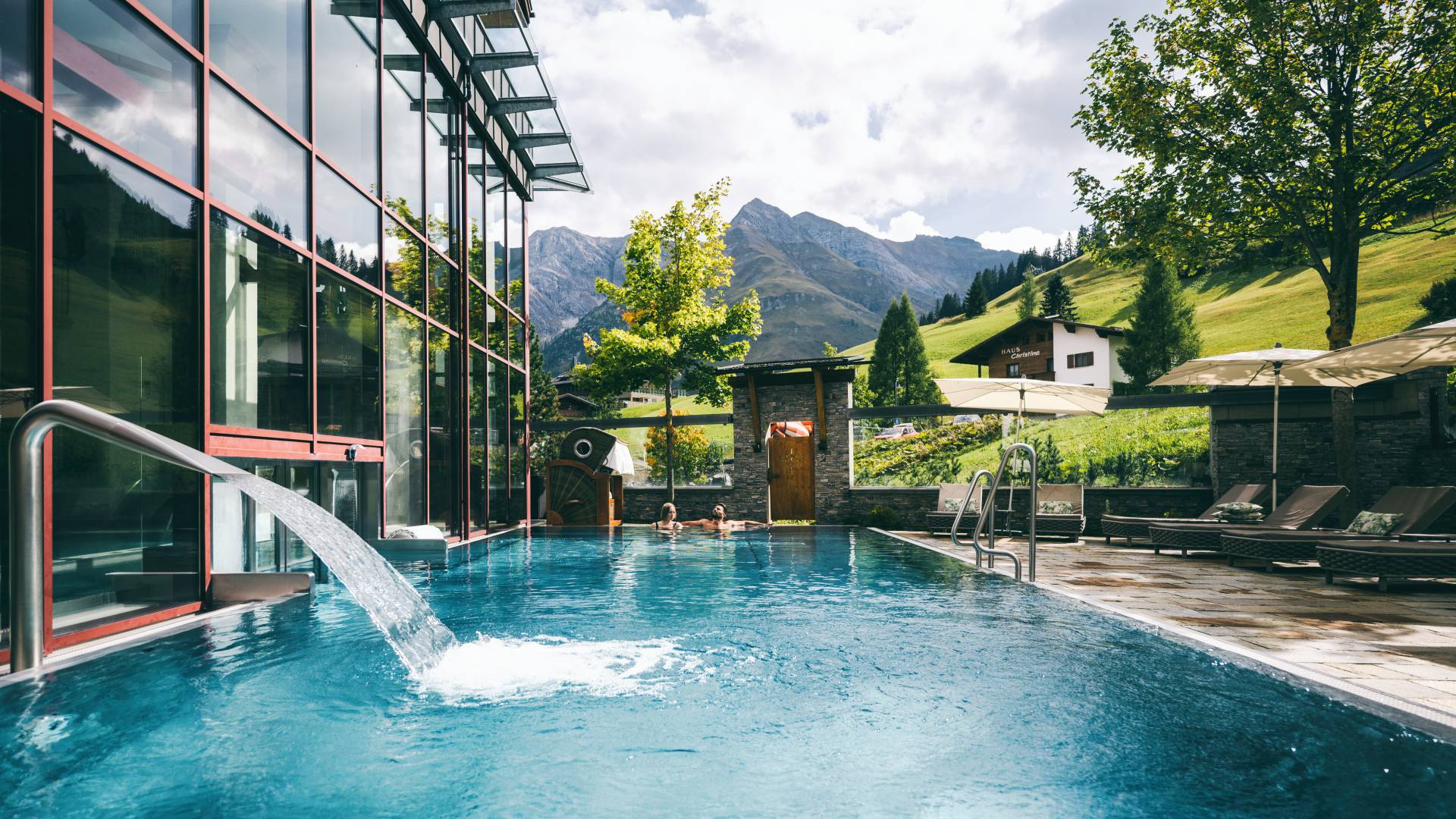 Außenpool mit Berglandschaft Hotel Warther Hof